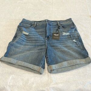 Vera Wang power stretch NWT Womens short size 16